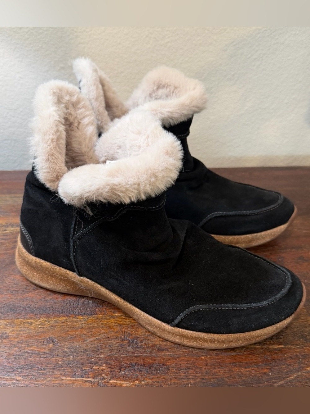 Taos Future Mid black suede pull-on booties size 10